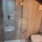 בית נופש In Near Lifts & Centre 2br 2ba *