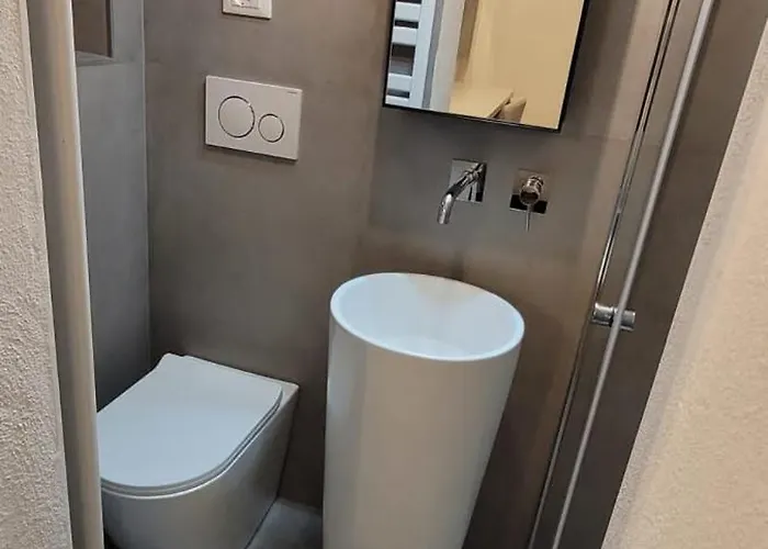 Holiday home In Near Lifts & Centre 2br 2ba *