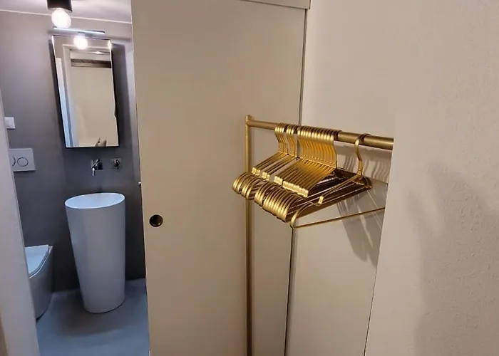 Holiday home In Near Lifts & Centre 2br 2ba