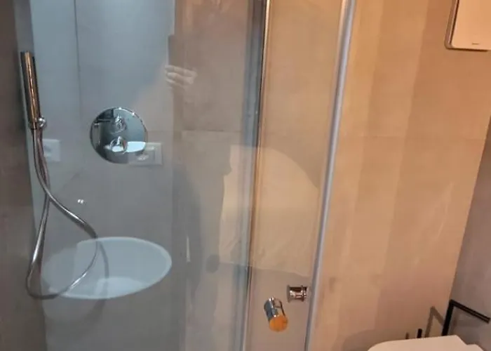 Holiday home In Near Lifts & Centre 2br 2ba *